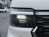 【LEDヘッドライト】悪天候や夜間走行時も良好な視界を確保し安心して運転できる高輝度LEDヘッドライトを装備!点灯速度が早く、消費電力も抑えられています。