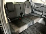 1列目から3列目まで広々大空間です。3列目シートは荷物が多い時や不要な時はアレンジして荷室として使用することが可能で便利に使えます