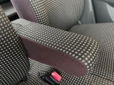 【アームレスト】運転中の身体の負担を軽減してくれるアームレストを装備♪