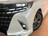 【LEDヘッドライト】悪天候や夜間走行時も良好な視界を確保し安心して運転できる高輝度LEDヘッドライトを装備!点灯速度が早く、消費電力も抑えられています。