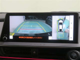 パノラミックビューモニター搭載。カメラで車両周囲の状況を映し出すため、狭い場所での駐車などに役立ちます。