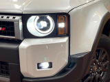 【LEDヘッドライト】悪天候や夜間走行時も良好な視界を確保し安心して運転できる高輝度LEDヘッドライトを装備!点灯速度が早く、消費電力も抑えられています。