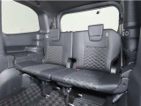 便利な5:5分割可倒式シートです。収納と乗車人数のバランスに優れています♪荷物の大きさに応じたラゲージスペースをフレキシブルに作り出せるので、シーンに応じた使い方ができます♪
