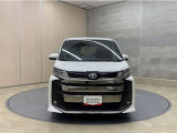 お車購入のポイントとなるフロントマスクです!シャープな目つきが印象的なデザインのヘッドランプです。