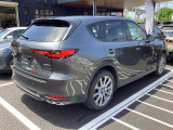 CX-60は横長のテールランプと傾斜したリアガラスにより、ワイド&スポーティーな印象を与えます。面の抑揚で光を表現する「魂動デザイン」を基調にし、シンプルで洗練されたエレガントな質感が特徴です。