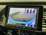 リバースギアに入れるだけで後方の表示へ切り替わります。夜間や雨の日の駐車も楽になりますよ。