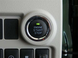 【プッシュスタート】スマートキーを携帯していればキーを取り出さずにドアを施錠&解錠。クルマの始動も可能です♪