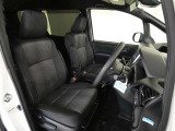 高いホールド性で運転姿勢が安定します。長距離ドライブでも疲れにくいのが魅力です。快適なドライビングライフをお送りください♪