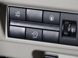 運転席の右側にはアイドリングストップ、ハンズフリーオートスライドドア等のスイッチがあります。