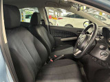 運転席の画像です。足元やシートまわりに余裕があり、リラックスした姿勢で運転が可能です。視界も良好で操作系へのアクセスもしやすく、快適で安心感のあるドライブをサポートします。