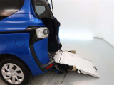 荷室には、車いすの格納に使用、車いすの積みおろしも楽になります。