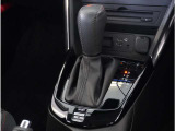 【シフトレバー】シフトもとても操作しやすいデザインになっております。運転する人の事を第一に考えた操作性の高い仕様です。