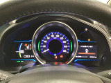 ハイブリット車専用のメーターです。中央のスピードメーターより左右のサブデスプレイで燃費や動力伝達などの情報が見れるようになっています。