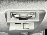 【ETC】高速道路などの料金所における自動料金支払いシステムです。車載器と料金所のアンテナとの間で無線通信を行い、料金を自動で支払うことができます。