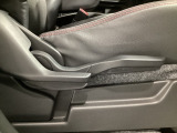 運転席にはドライバーの体型や好みに応じて前後方向だけでなく、高さの調整ができるシートリフターを装備!