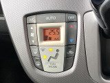 【オートエアコン】一度お好みの温度に設定すれば、車内の温度を検知し風量や温度を自動で調整。暑い&hellip;寒い&hellip;と何度もスイッチ操作をする必要はありません。快適な車内空間には必須の機能ですね♪