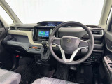 運転席まわりです。 各操作スイッチは使いやすい位置に配置されてます。