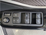 パワーウィンドウのスイッチですよ。 運転席に居ながら窓を開け閉めのコントロールできますよ。 ロック機能で、子供がイタズラして窓を開けるという事も無くなりますよ。