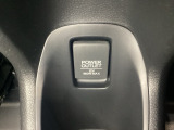 アームレストの後ろ側にはカップホルダーと、その中にあるアクセサリーソケットはUSBのアダプターをつければ移動中に充電もできるので便利です。