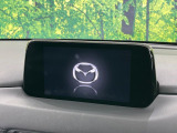 【マツダコネクトナビ】車内の雰囲気にマッチした一体型タイプのナビ。各種車輌設定やBluetooth再生等、様々な機能が楽しめます。直感的なダイヤル操作が可能で、使い勝手も良好です。