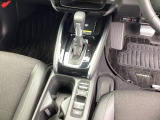 運転席からも助手席からも自由に使えるドリンクホルダー付。