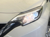 【LEDヘッドライト】悪天候や夜間走行時も良好な視界を確保し安心して運転できる高輝度LEDヘッドライトを装備!点灯速度が早く、消費電力も抑えられています。