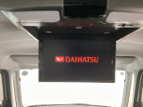 【後席用プルダウンモニター】後ろに乗車している人を飽きさせません♪ テレビやDVDビデオを見ながら楽しいドライブを♪使わない時は格納できますので、ジャマになる事もありません♪