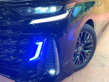 【三眼LEDヘッドライト】スタイリッシュな見た目の三眼LEDヘッドライトを装備♪スタイルだけでなく、夜間の走行も視界良好で安心してお乗りいただけます。