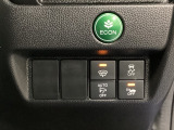 VSA(ABS+TCS+横滑り抑制)解除のオンオフスイッチなどはハンドルの右側に装備しています。燃費に役立つECONボタンもここです。