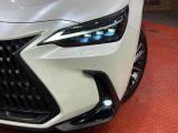 【三眼LEDヘッドライト】スタイリッシュな見た目の三眼LEDヘッドライトを装備♪スタイルだけでなく、夜間の走行も視界良好で安心してお乗りいただけます。