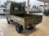 後ろ姿とサイドのバランスが分かる一枚。テール周りの印象や角の状態、荷室のイメージも掴めます。