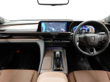 メーター・操作機器を水平に集約して、運転中の視線移動や動作を最小化して迷うことなく直感的に運転できる空間です。
