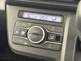 【オートエアコン】一度お好みの温度に設定すれば、車内の温度を検知し風量や温度を自動で調整。暑い&hellip;寒い&hellip;と何度もスイッチ操作をする必要はありません。快適な車内空間には必須の機能ですね♪