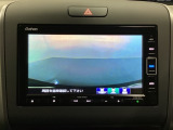 ギヤをR(バック)に入れるとナビの画面に後ろの映像が映るリアカメラ付です。後退時、コンディションが悪い視界でもカラーバックモニターがドライバーをサポートします。