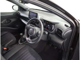 高いホールド性で運転姿勢が安定します。長距離ドライブでも疲れにくいのが魅力です。快適なドライビングライフをお送りください♪