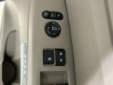 狭い駐車場で便利な電動格納ドアミラーが付いています。