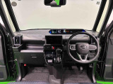 360&deg;UV&IRカット機能ガラス採用。見易い計器類と運転し易いレイアウトのドライビングポジションは、極細Aピラーの採用で視角も少なく前方&左右の見切りが良く安心して運転できます。