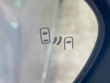【ブラインドスポットモニター】走行中、ドアミラーの死角になりやすい箇所に後続車が接近するとサイドミラーのレンズに警告を表示!ドライバーに注意喚起をしてくれます。