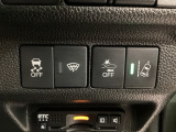 衝突の危険がある時に警告してくれる衝突軽減ブレーキ。車線を外れそうな時に警告し、ステアリング制御してくれる路外逸脱制御機能搭載!