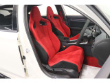 【運転席】レッド基調のインテリアにヘッドレスト一体柄のスポーツシート。シートリフターで座面の高さを調整可能です。社外フロアマット付です。