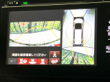 【マルチビューカメラシステム】専用のカメラにより、上から見下ろしたような視点で360度クルマの周囲を確認することができます☆死角部分も確認しやすく、狭い場所での切り返しや駐車もスムーズに行えます。