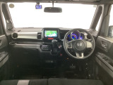 【前方視界】開放的な前方視界!運転がしやすく疲れにくいです♪窓が大きく、見通しがとっても良いおクルマですよ♪