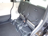◆チップアップ&ダイブダウン機構付【ULTR SEAT】は後席座面を左右分割で跳ね上げることができます。トランクで積載できない背の高い荷物をラクラク収納できます。ホンダ車ならではの人気装備です。