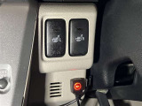 スイッチひとつでシートがすぐに温まり、寒い季節も快適。運転席と助手席に装備されています。