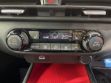 【オートエアコン】一度お好みの温度に設定すれば、車内の温度を検知し風量や温度を自動で調整。暑い&hellip;寒い&hellip;と何度もスイッチ操作をする必要はありません。快適な車内空間には必須の機能ですね♪