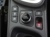 電子制御パーキングブレーキ搭載で指一本で簡単に操作することができます。さらに停車中に、ブレーキペダルを踏み続けなくても、自動的にブレーキを保持する機能である、オートブレーキホールド付きです。