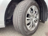 純正15インチフルホイールキャップでスタイルバッチリ!185/65R15タイヤです