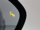 隣車線を走る車両をレーダーで検知し、ドアミラーでは確認しにくい後側方エリアに存在する車両に加え、急接近してくる車両も検知します。車両を検知するとドアミラーに搭載されたLEDインジケーターが点灯します。