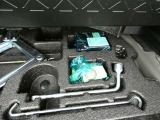 スペアタイヤレス車です。応急セットを搭載しております。