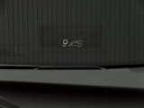 カラーヘッドアップディスプレイ付き。少ない視線移動で情報を確認できるので、運転の疲労軽減に繋がりますよ♪